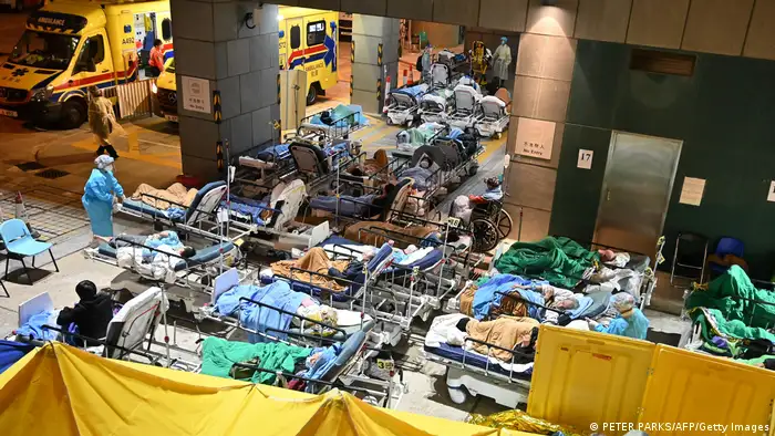 Patienten liegen dicht gedrängt vor dem Caritas Medical Center in Hongkong