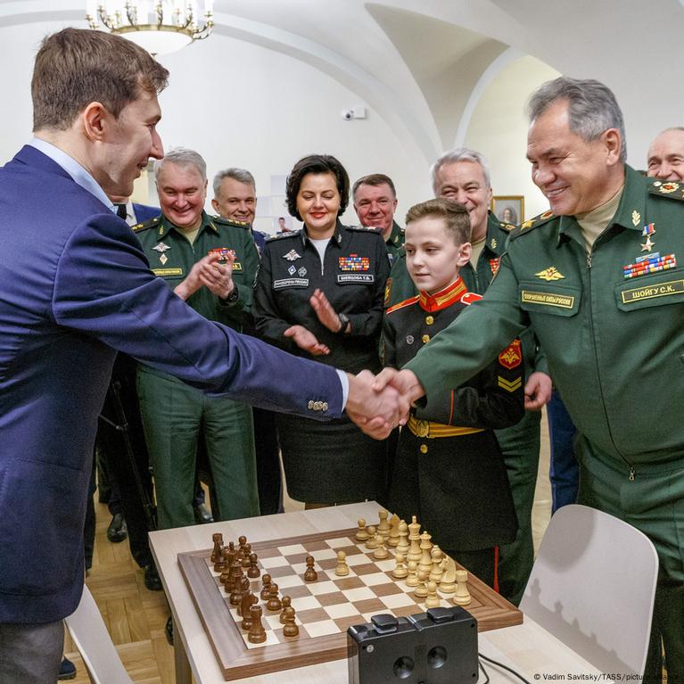 Ukrainian chess grandmaster who escaped war passes on skills to