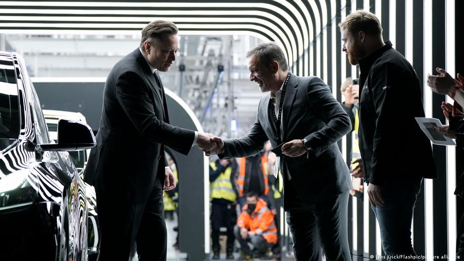 Tesla übergibt erste Autos aus neuer Fabrik in Grünheide
