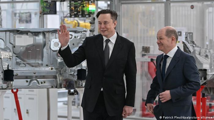 Elon Musk y el canciller alemán Olaf Scholz en la inauguración de la fábrica.