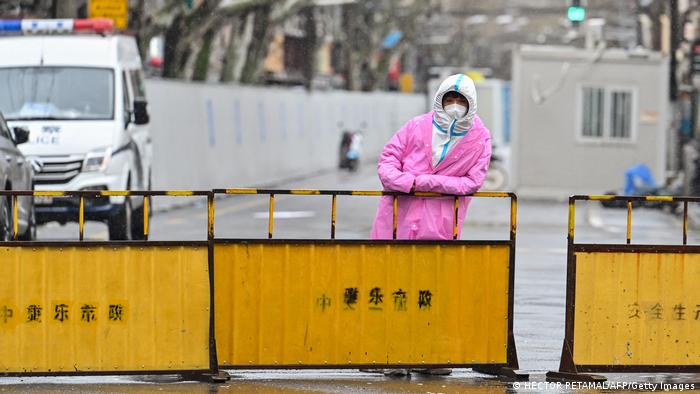 Ein Arbeiter steht an einem abgeriegelten Stadtbezirk in Shanghai