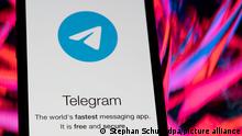 ILLUSTRATION - Auf dem Bildschirm eines Smartphones sieht man das Logo der Messenger App Telegram.