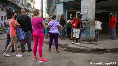 Personas formadas en filas para adquirir productos básicos, una imagen cotidiana en Cuba.