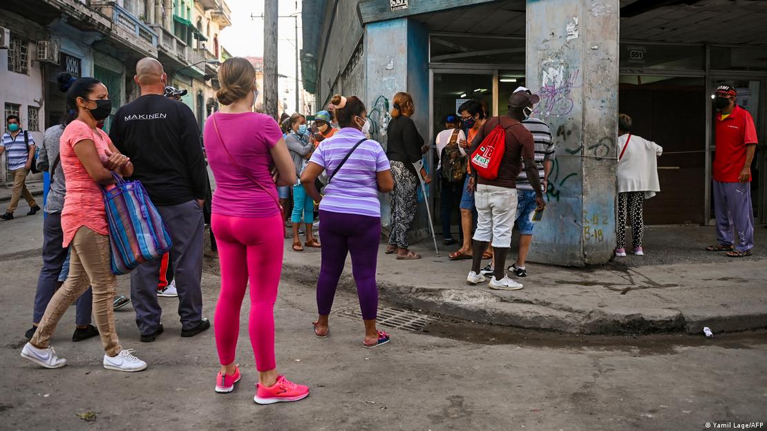 Description: Largas colas frente a tiendas de alimentos de La Habana.