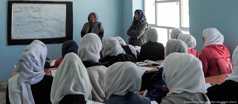 Meninas afegãs desaprovaram decisão que as impede de ir à escola e houve protestos 