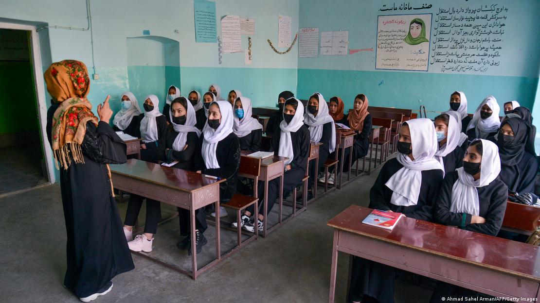 Meninas em sala de aula no Afeganistão