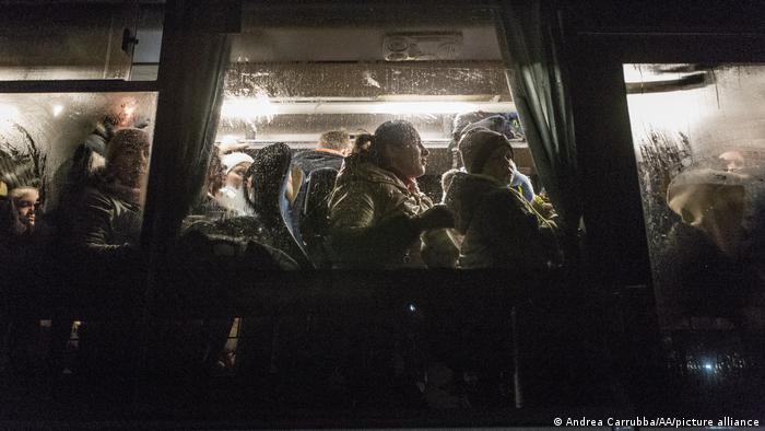 Ukraine, Zaporizzja | Ankunft von Evakuierungsbussen aus Mariupol 