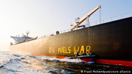  Protesta del Greenpeace: Los combustibles atizan la guerra.