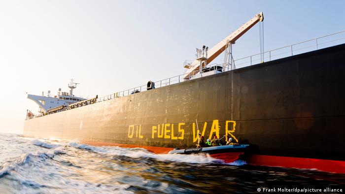 Ropa naftowa napędza wojnę - czytamy na protestach Greenpeace pod koniec marca