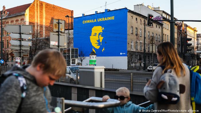 Mural with Zelenskyy reading 'Glory to Ukraine'