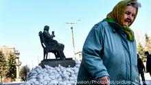 Sacos de arena protegen un monumento en Zaporizhzhia, en el sureste de Ucrania