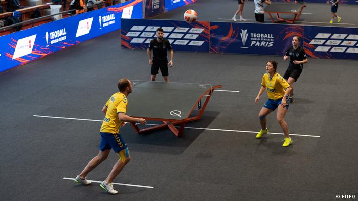Die Ukrainer Oleg Usychenko und Iryna Dubytska in Aktion bei der ersten Teqball World Series
