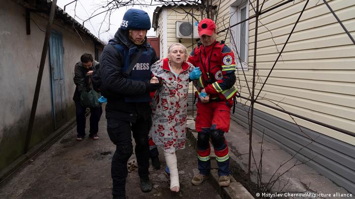 Ukraine-Krieg Mariupol | verletzte Frau