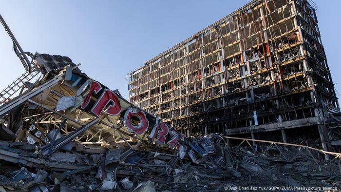 En medio de la ofensiva rusa sobre la capital de Ucrania, el centro comercial Retroville del distrito de Podilskyi, en Kiyv, Ucrania, fue bombardeado por un misil ruso.