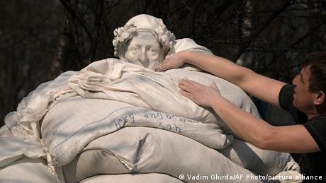 BdTD Ukraine | Schutzmantel für Dante Statue in Kiew