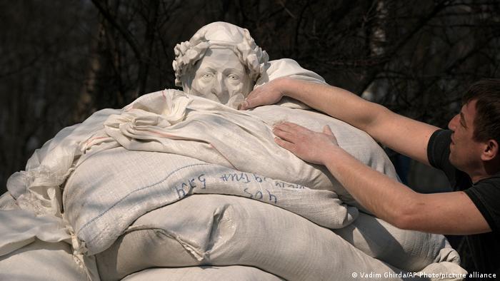 Radnici u Kijevu pokrivaju kip talijanskog pjesnika i filozofa Dantea Alighierija vrećama pijeska kako bi ga zaštitili od granatiranja.