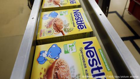 Pacotes da Nestle enfileirados