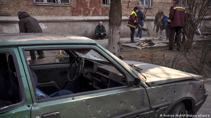 Ukraine | Aufräumarbeiten nach einen Bombardierung in Kiew