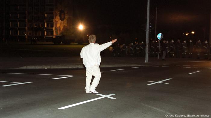 Un homme fait un salut hitlérien à la police anti-émeute devant la Sunflower House le 27 août 1992