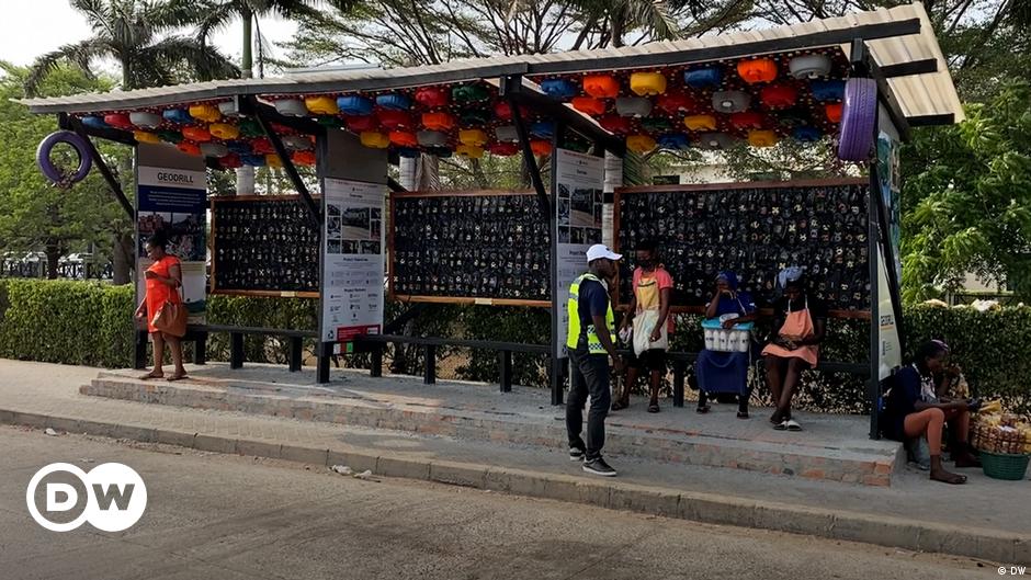 A bus shelter made of plastic waste in Ghana – DW – 04/06/2022