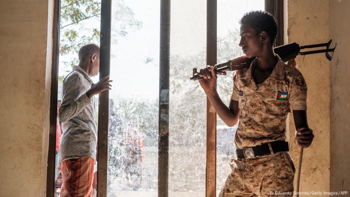 Zwei junge Männer in der Region Afar in Äthiopien