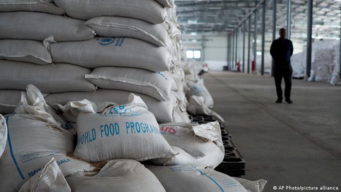 Säcke mit Nahrungsmitteln des World Food Programms liegen in einer Lagerhalle