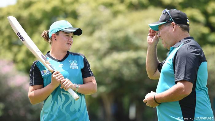 Ash Barty (l.) und Cricket-Trainer Andy Richards