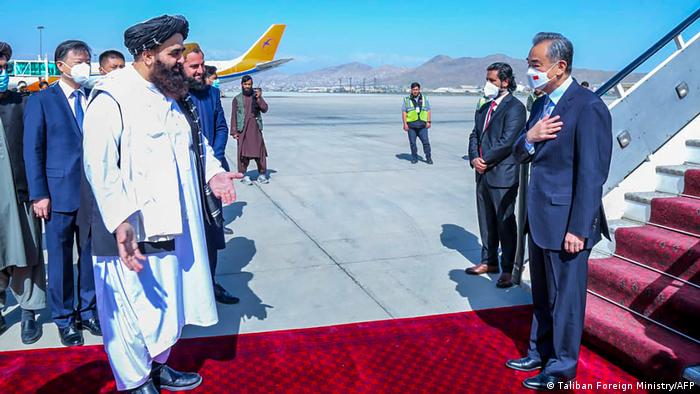 آرشیف: استقبال وزیر خارجه طالبان از وزیر خارجه چین 
