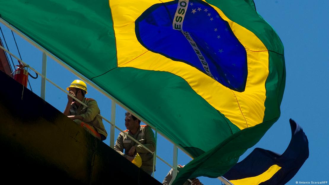 Petroleiro da Petrobras, com bandeira do Brasil em 1º plano