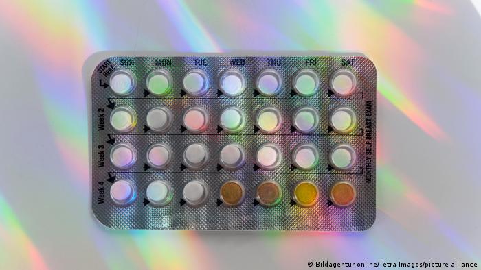 La píldora anticonceptiva femenina suele ser un preparado combinado y contiene dos hormonas: un estrógeno y un progestágeno.