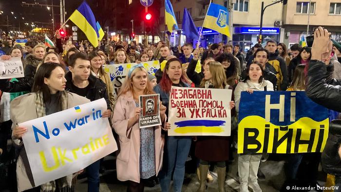 Днешното шествие завърши на Орлов мост. Там украинци изпяха химна на страната. Те поискаха по-сериозна подкрепа за Украйна от България.
