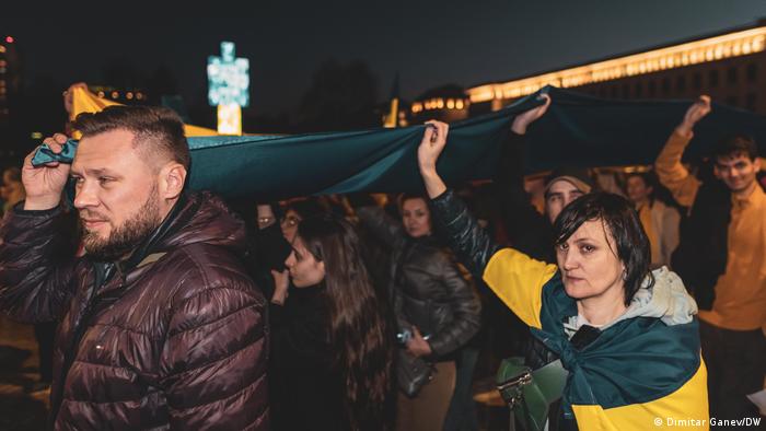 Това е първата масова демонстрация в подкрепа на Украйна в България. Досега се провеждаха по-малобройни събирания срещу инвазията на Кремъл пред руското посолство и пред президентството в София.