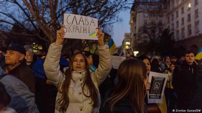 Мирното шествие започна от площад Независимост и приключи на Орлов мост. Хиляди се включиха, за да покажат солидарност с украинския народ и да поискат край на войната. 