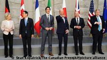 Prime Minister Justin Trudeau and US President Joe Biden points as he is flanked by Canadian Prime Minister Justin Trudeau, left, and German Chancellor Olaf Scholz, right, as they take part in a G7 family photo at NATO headquarters in Brussels, Belgium on Thursday, March 24, 2022. (Sean Kilpatrick/The Canadian Press via AP)