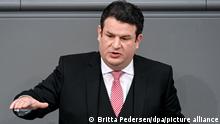 Hubertus Heil (SPD), Bundesminister für Arbeit und Soziales, spricht bei der 18. Sitzung des Bundestags zu den Abgeordneten. Heil sieht in der geplanten Erhöhung des Mindestlohns auf 12 Euro keinen Angriff auf die Tarifautonomie. (zu dpa «Heil: Mindestlohn-Erhöhung kein Angriff auf Tarifautonomie») +++ dpa-Bildfunk +++