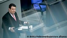 Hubertus Heil (SPD), Bundesminister für Arbeit und Soziales, spricht bei der 18. Sitzung des Bundestags zu den Abgeordneten. Thema der Debatte ist unter anderem die Verlängerung der Sonderreglungen beim Kurzarbeitergeld. +++ dpa-Bildfunk +++