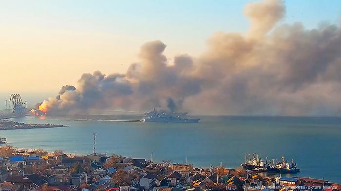 Ein russisches Kriegsschiff brennt im Hafen von Berdjansk, einem bedeutenden Industriestandort in der Ostukraine