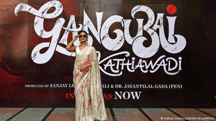 Indien Mumbai | Filmplakat Gangubai Kathiawadi mit Alia Bhatt 