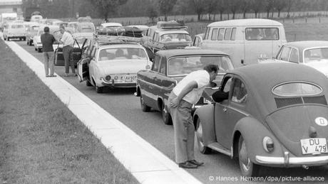 Stau auf einer Autobahn um 1964 