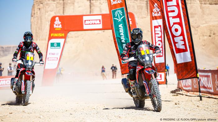 Bei der Rallye Dakar 2020 fahren zwei Motoräder durchs Ziel