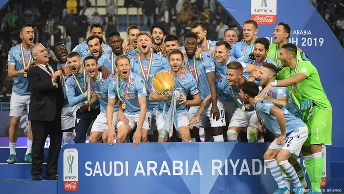 Die Mannschaft von Lazio Rom bei der Siegerehrung mit Pokal nach der Supercoppa Italiana 2019 in Riad