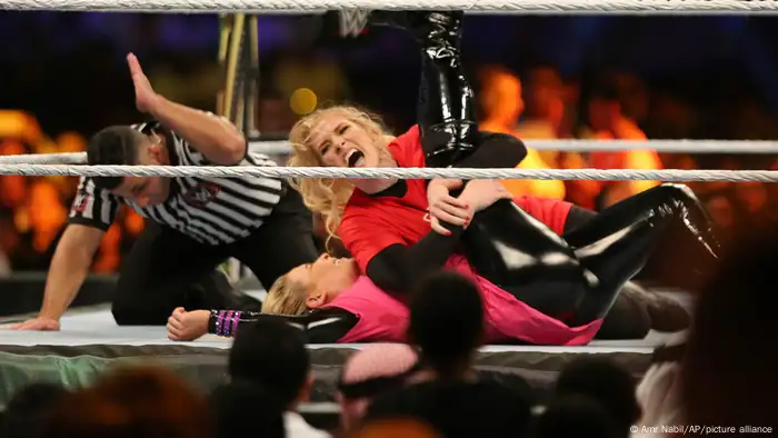 Kampf zwischen den Wrestlerinnen Lacey Evans und Natalya Neidhart in Riad