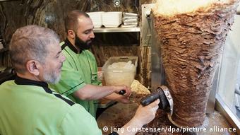 Το ντονέρ κεμπάπ έσωσε οικονομικά τους πρώτους Τούρκους γκασταρμπάιτερ Το ντονέρ κεμπάπ έσωσε οικονομικά τους πρώτους Τούρκους γκασταρμπάιτερ