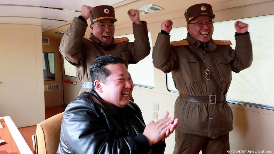 North Korea vows to boost nuclear arsenal at military parade | News | DW - Vimarsana News