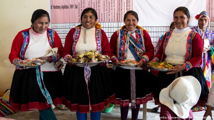 Peru | Frauen mit Gemüse für gesunde Mahlzeiten in Cusco