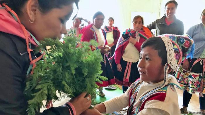 Peru Der kleine Quechua-Junge ist stolz auf die frisch geernteten Möhren, Cusco
