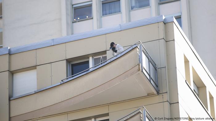 Un detective en el balcón del edificio residencial.