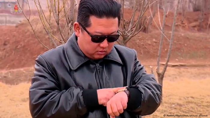El líder norcoreano Kim Jong-un observando el test de lanzamiento del MBI Hwasong-17. (24.03.2022).