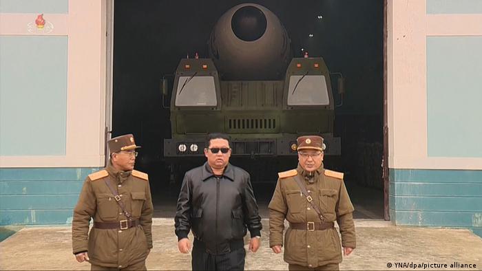 Kim Jong-un (centro), junto al misil balístico intercontinental Hwasong-17.