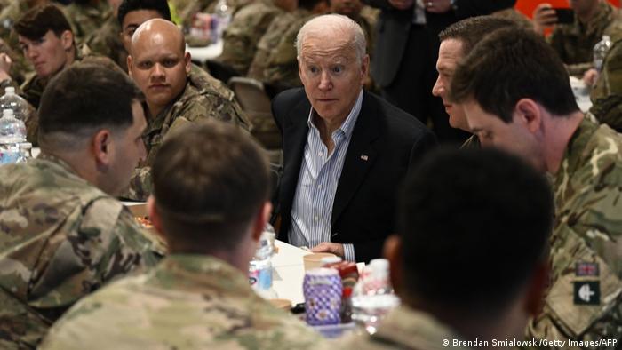 Biden visita soldados americanos em Jasionka, na Polônia
